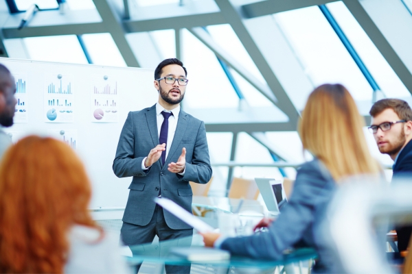 expert teaching a group